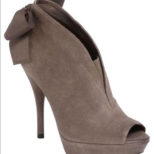 Vera wang platform Riley open toe pump